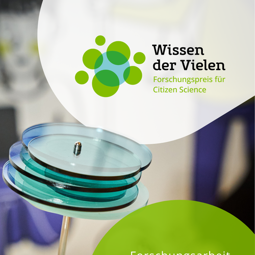 Wissen der Vielen Forschungspreis für Citizen Science. Forschungsarbeit einreichen bis 7. April 2025! Foto des Preises: Mehrere Scheiben aus Glas versetzt übereinander.